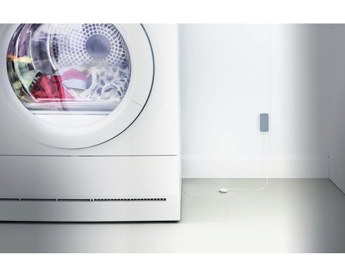 Machine à laver blanche avec fuite d''eau et détecteur d''eau