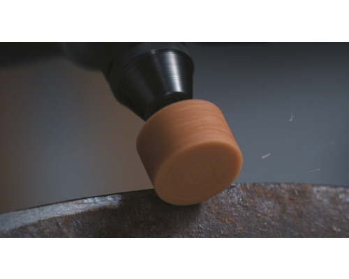 Outil rotatif avec embout de polissage en action