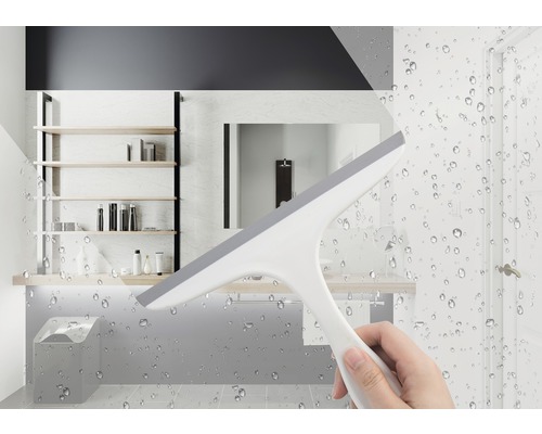 Salle de bains avec main et raclette de douche pour le nettoyage du verre