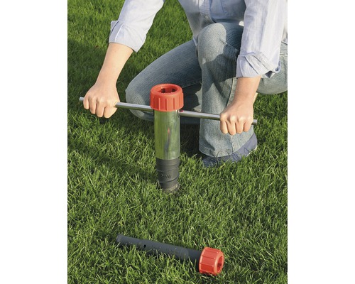 Carottier de sol en cours d''utilisation sur une pelouse