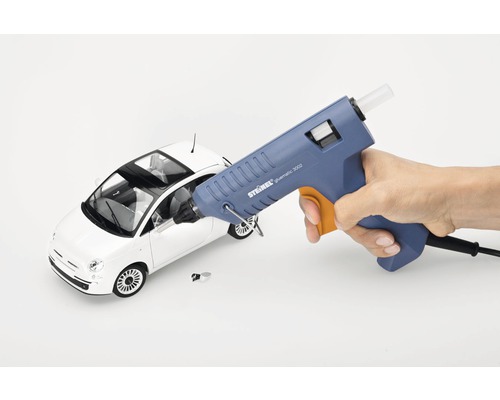 Heissklebepistole beim Kleben eines Spielzeugautos