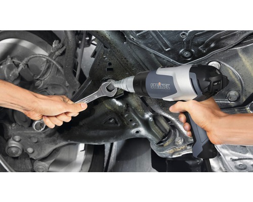 Une personne utilise une clé à chocs électronique de marque Steinel sur un véhicule.