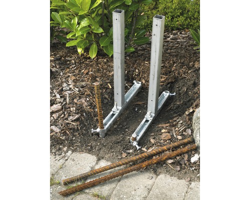 Zwei Metallpfostenhalter zur Bodenbefestigung mit Erdspießen