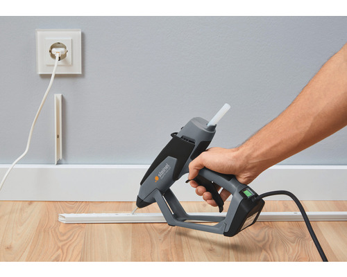 Steinel Heißklebepistole im Einsatz beim Anbringen einer Zierleiste