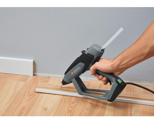 Steinel Heißklebepistole beim Verkleben einer Holzleiste