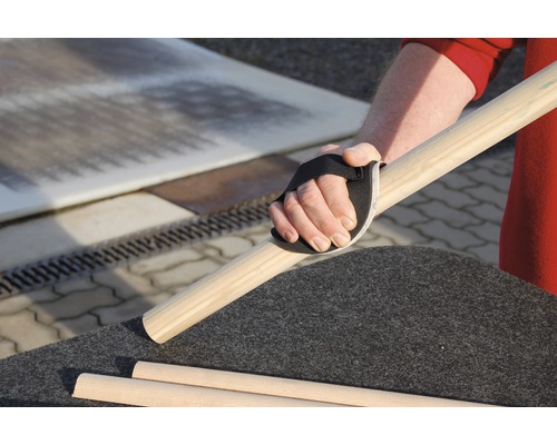 Eine Person schleift ein Holzstab mit einem Schleifhandschuh.