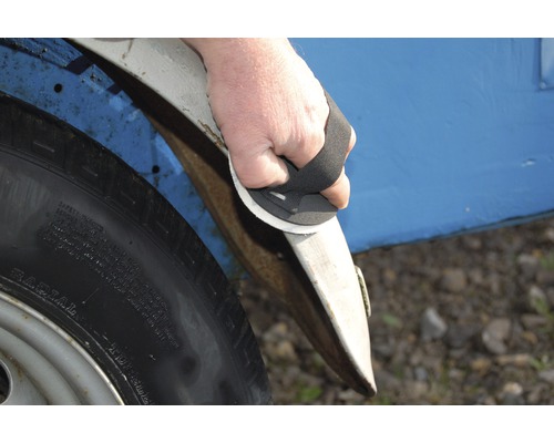 Schleifarbeiten mit Schleifmittel an einem Anhänger