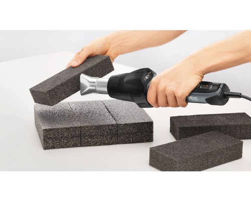 Heißluftpistole beim Erhitzen von Schaumstoff