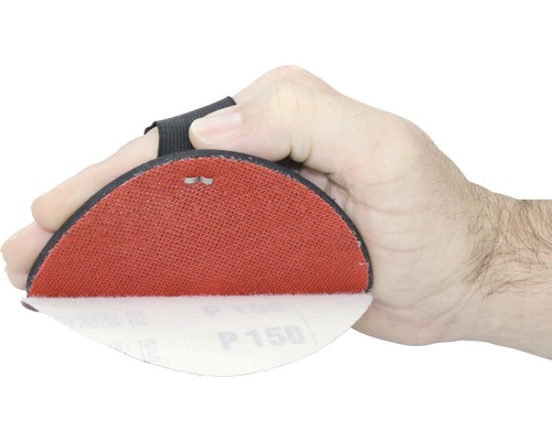 Hand mit Schleifpad mit Klettbefestigung und Schleifpapier