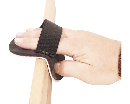 Hand mit Schleifklotz beim Holzschleifen