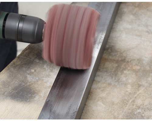 Bohrmaschine mit Polieraufsatz beim Bearbeiten eines Werkstücks