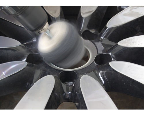 Bohrmaschine mit Polieraufsatz beim Polieren einer Felge