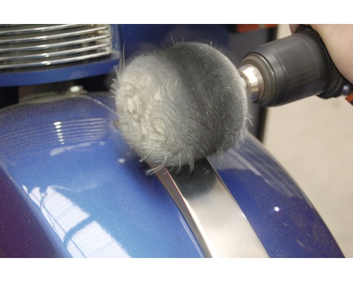 Polieraufsatz für die Bohrmaschine bei der Anwendung an einem Fahrzeug