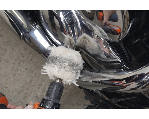 Poliermaschine mit Bohrmaschine beim Polieren eines Motorradteils