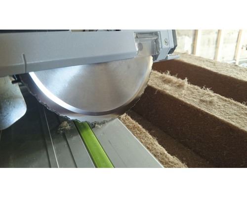 Kreissäge schneidet Dämmstoffplatte