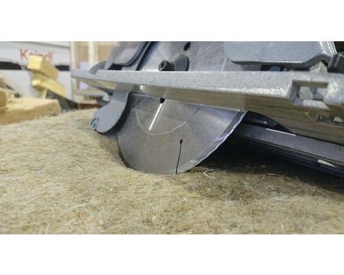 Kreissäge beim Sägen von Dämmstoff