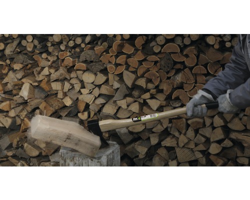 Fendeur de bois fendant du bois sur fond de bois
