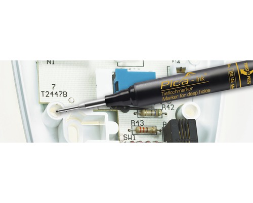 Marqueur pour trous profonds Pica Ink marquant un circuit imprimé.