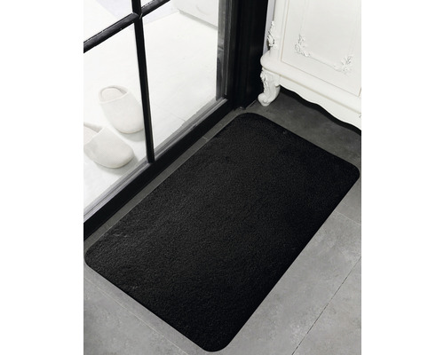 Schwarze Fußmatte vor einer Tür