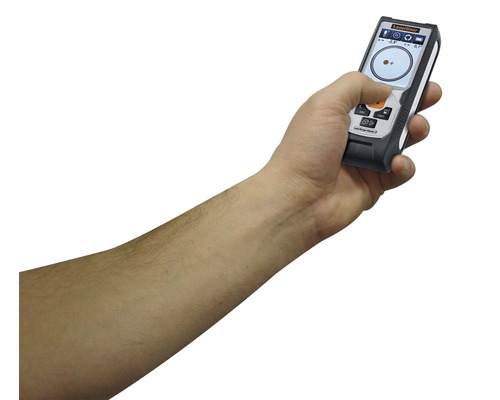 Une main tient un inclinomètre Laserliner pour mesurer l''inclinaison
