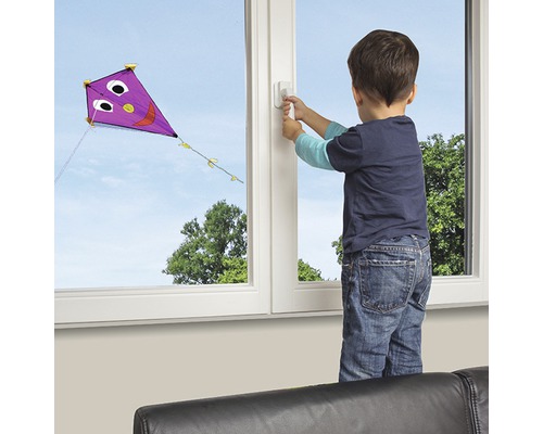 "Enfant actionnant une poignée de fenêtre avec sécurité enfant 