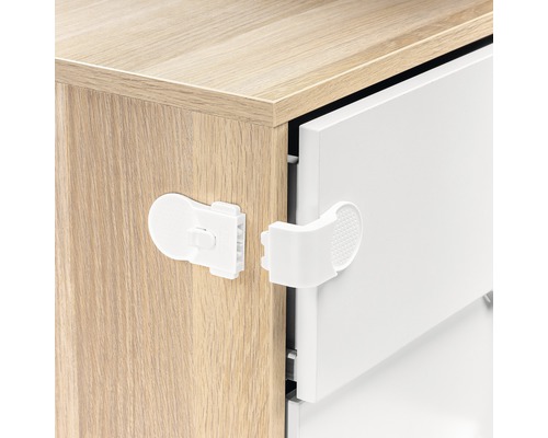 Kindersicherung an einer Schublade befestigt