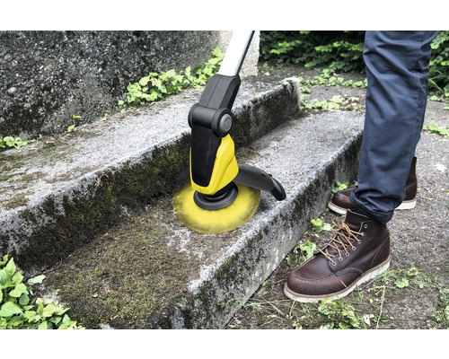 Bürstenreiniger im Einsatz zur Reinigung einer Treppe