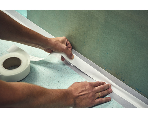 Application d''une bande d''étanchéité dans un coin