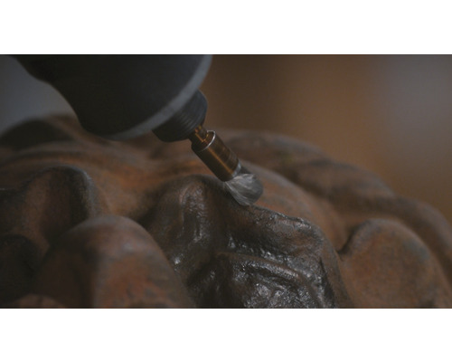 Outil multifonction en cours d''utilisation sur une sculpture