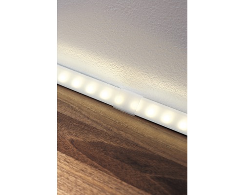 LED-Leiste zur Beleuchtung von Innenräumen an Wand montiert