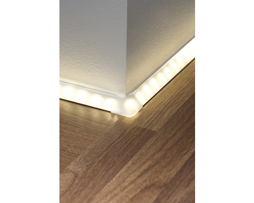Ecke eines Raumes mit LED-Leiste entlang der Fußleiste