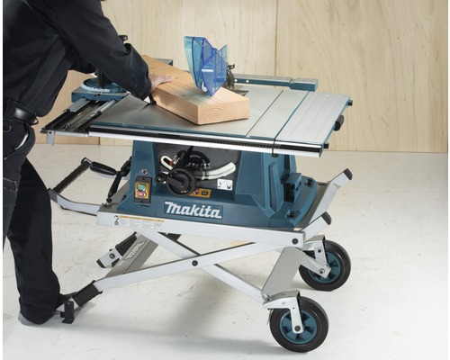 Scie circulaire de table Makita coupant une pièce de bois