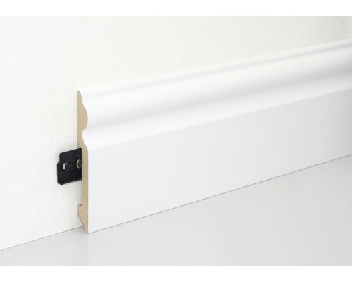 Weisse Sockelleiste mit Befestigungsclip an der Wand