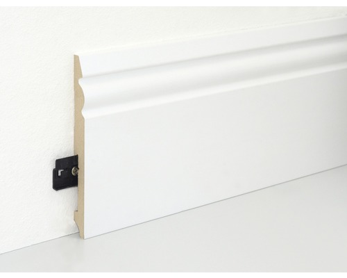 Plinthe blanche avec clip pour fixation au mur.