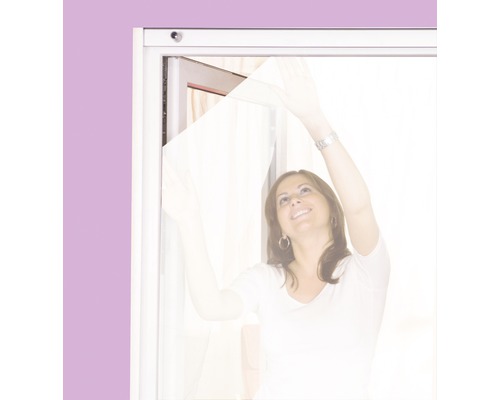 Frau montiert Insektenschutzgitter am Fenster