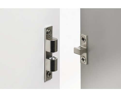Loquet à bille métallique fixé sur une porte
