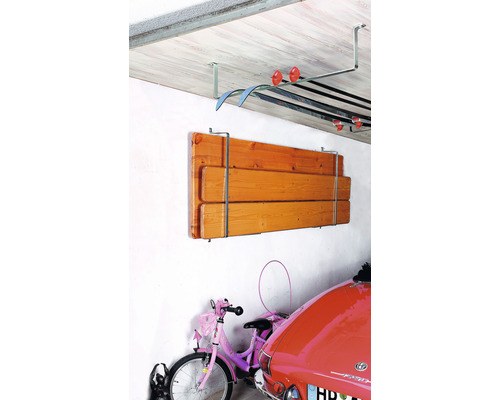 Support mural avec planches en bois et support à skis au plafond dans un garage