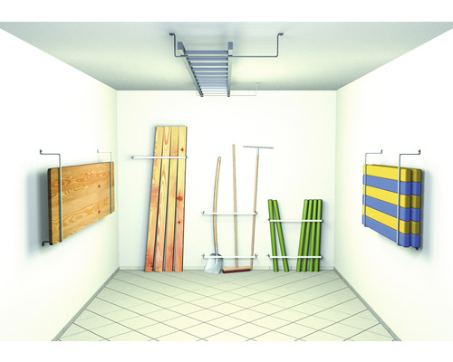 Espace de stockage organisé avec systèmes d''étagères pour bois, outils de jardin et plus