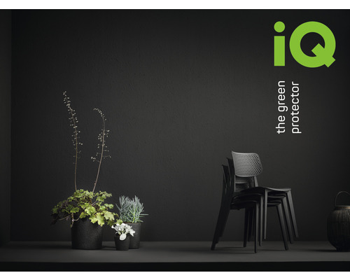 Dekorative Inneneinrichtung mit Pflanzen in Töpfen und gestapelten Stühlen vor einer dunklen Wand. IQ The Green Protector Logo.