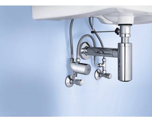 Vue de dessous d''un lavabo avec siphon et robinets d''arrêt