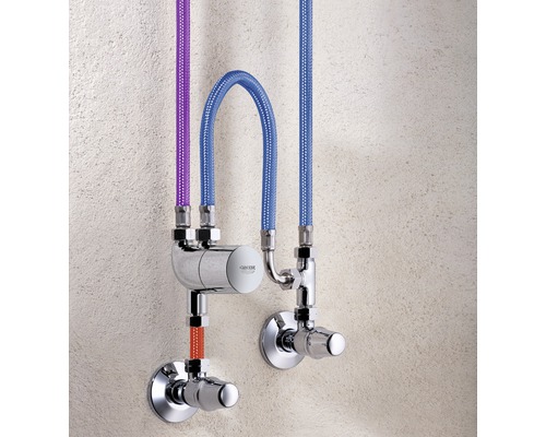 Robinets d''arrêt d''angle avec tuyaux de raccordement flexibles montés sur un mur