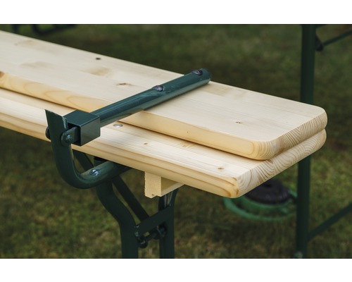 Vue détaillée d''une table de brasserie avec une table en bois et un châssis en métal