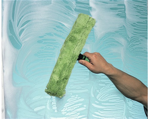 Nettoyage de vitres avec un mouilleur et une solution de nettoyage