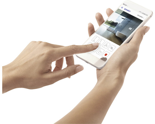 Person bedient Dusch-WC Steuerung mit Smartphone.