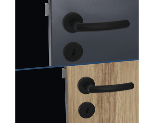 Türbeschlag mit schwarzem Türgriff montiert an zwei verschiedenen Türen