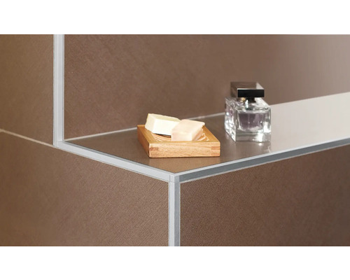 Detailaufnahme eines Badezimmerregals mit Seife und Parfümflasche