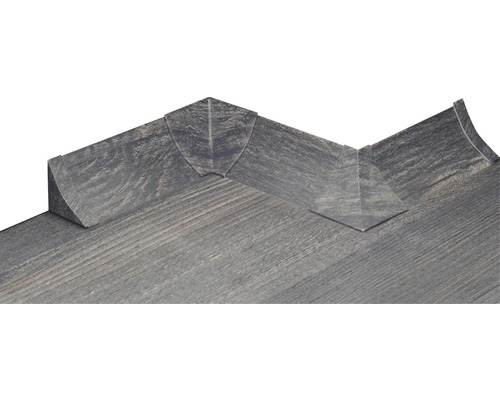 Gros plan de plinthes de sol stratifiées en angle