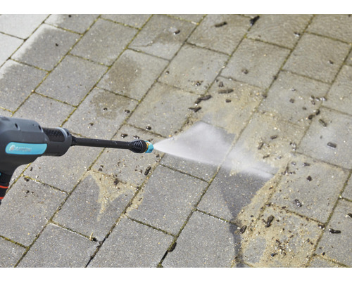 Hochdruckreiniger im Einsatz auf Steinplatten zur Reinigung