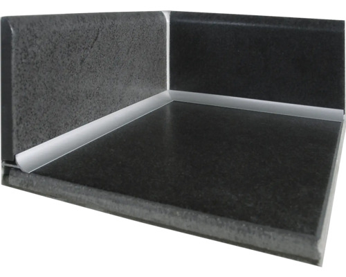 Ecke einer Arbeitsplatte mit Kantenschutzprofil