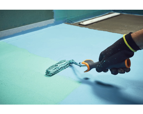 Étanchéité d''une douche avec un rouleau de peinture